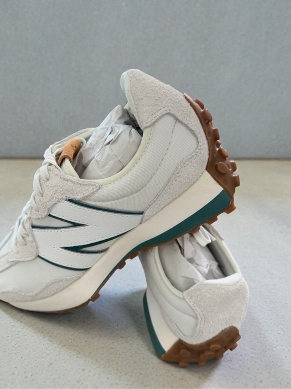 New Balance 327 White & Teal Women’s 8.5 NWT